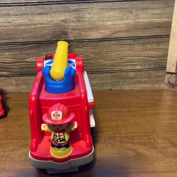 Fisher-Price Little People 3 To the Rescue Fire Trucks & 4 Firefighter Figures - Picture 6 of 6